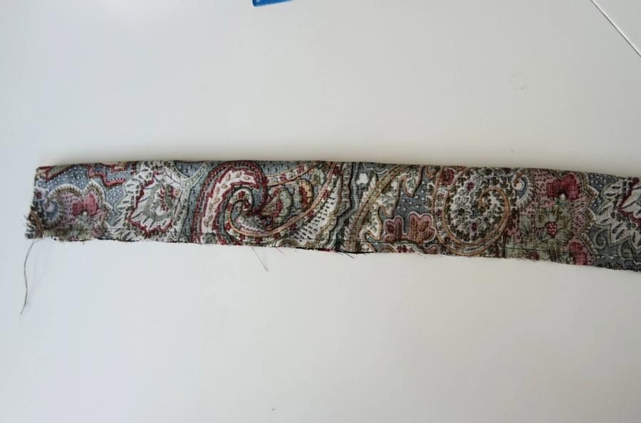 Vrengt stoffbit som er sydd sammen