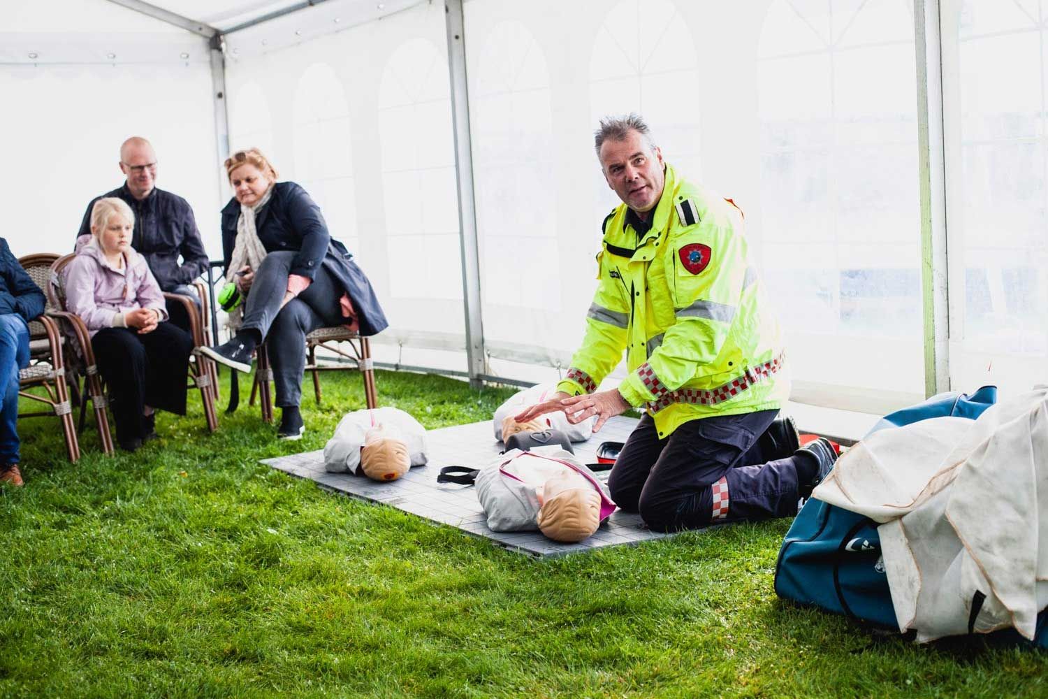 person demonstrerer førstehjelp