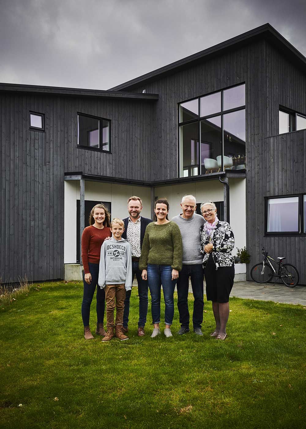 tre generasjoner foran en bolig