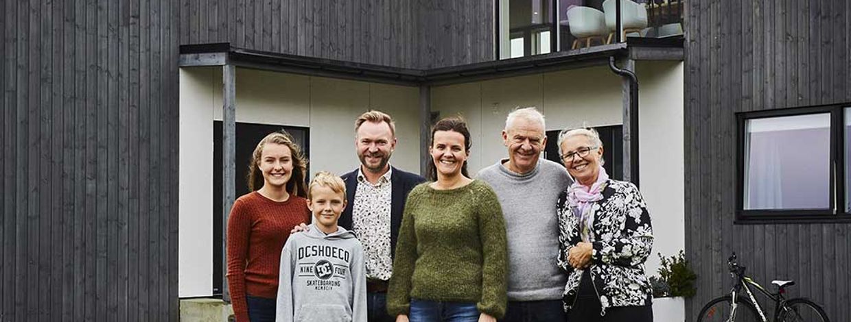 tre generasjoner foran en bolig