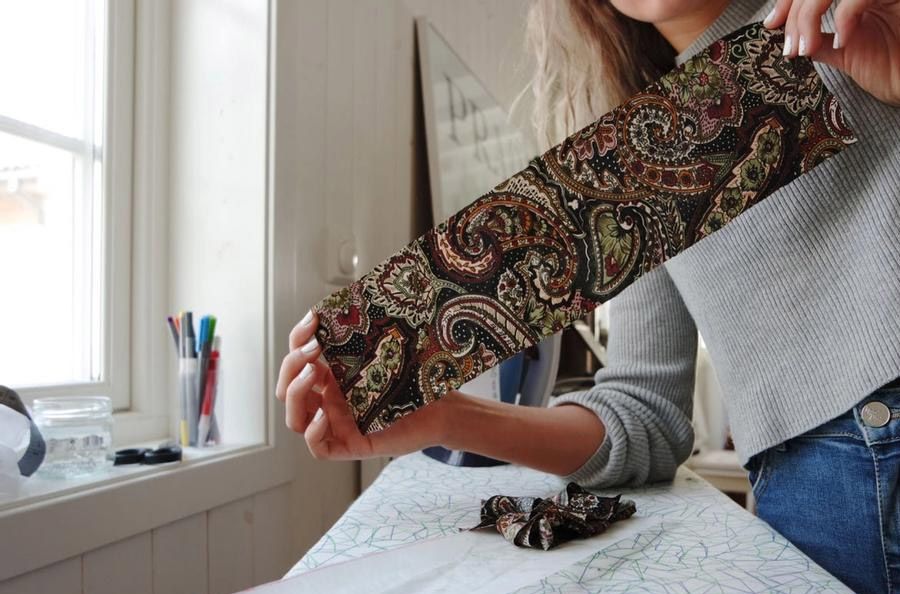 Symønster festet til stoffstykke