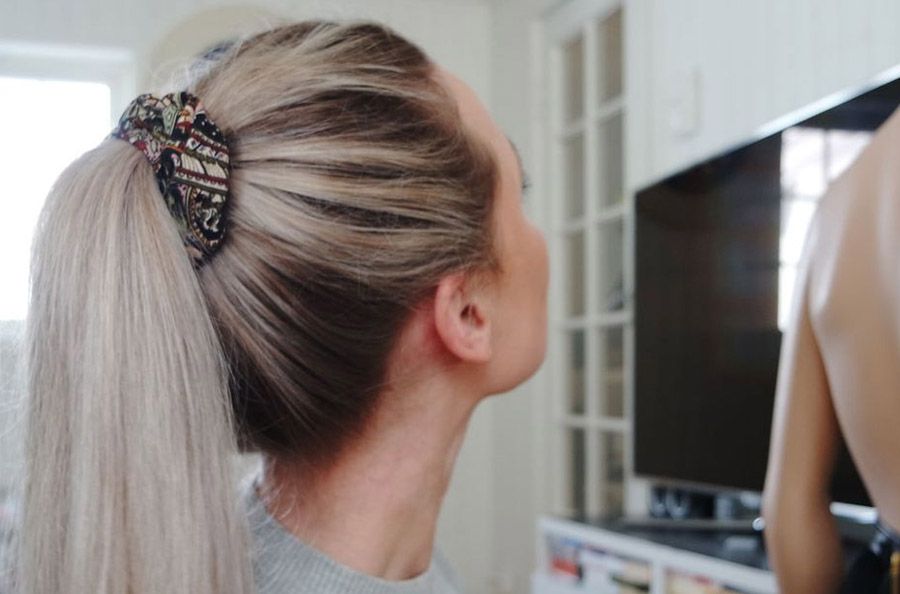 Selvlagd scrunchie i blondt hår