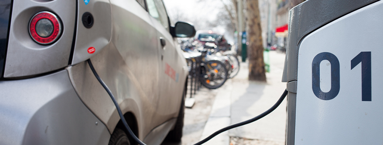 elbil og ladestasjon