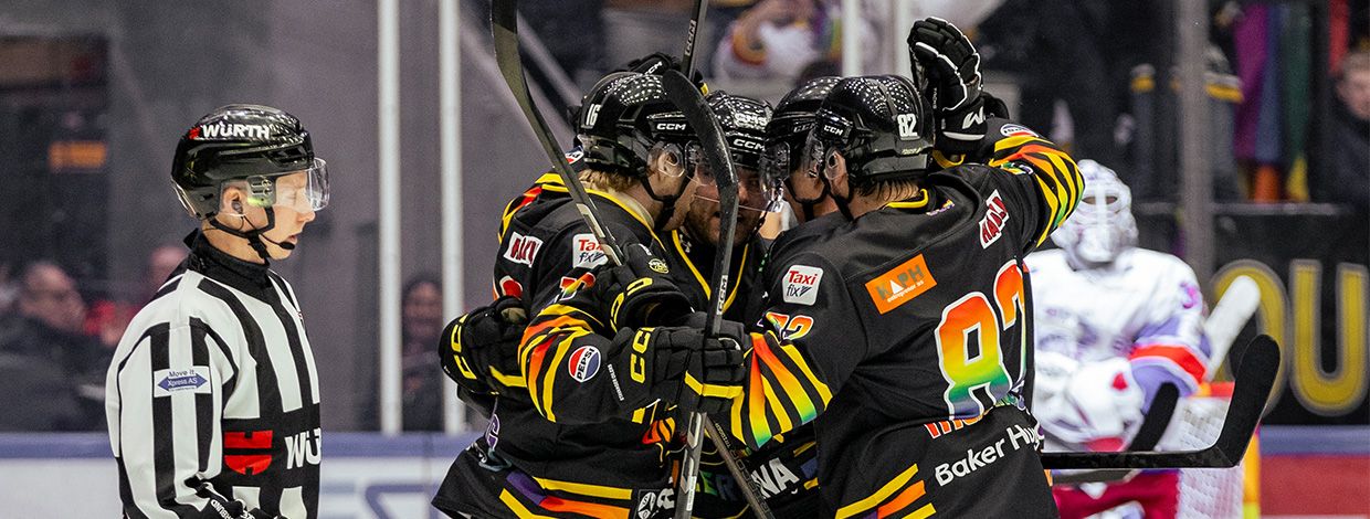 ishockeyspillere jubler for mål