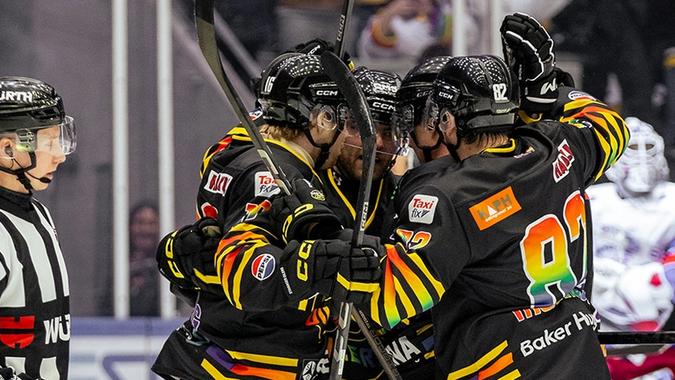 ishockeyspillere jubler for mål