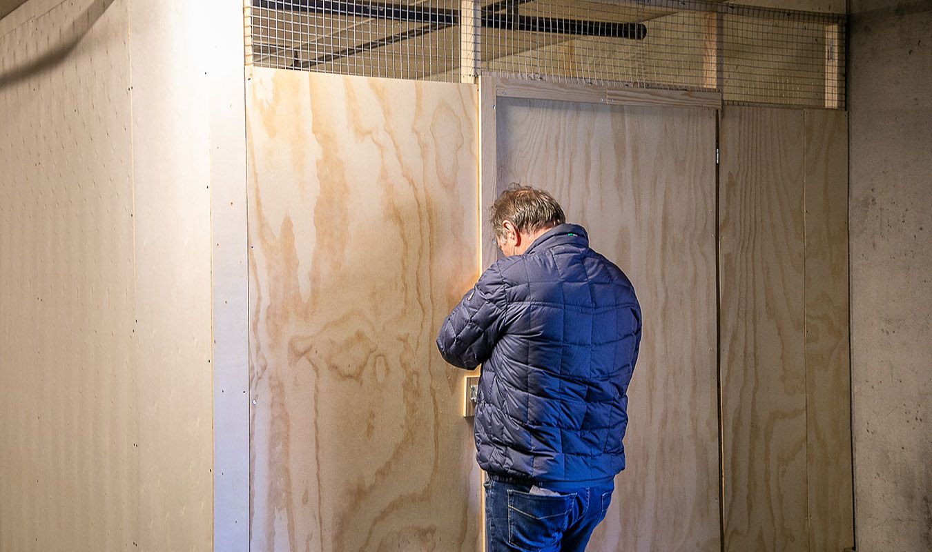 Styreleder låser seg inn i laderommet.