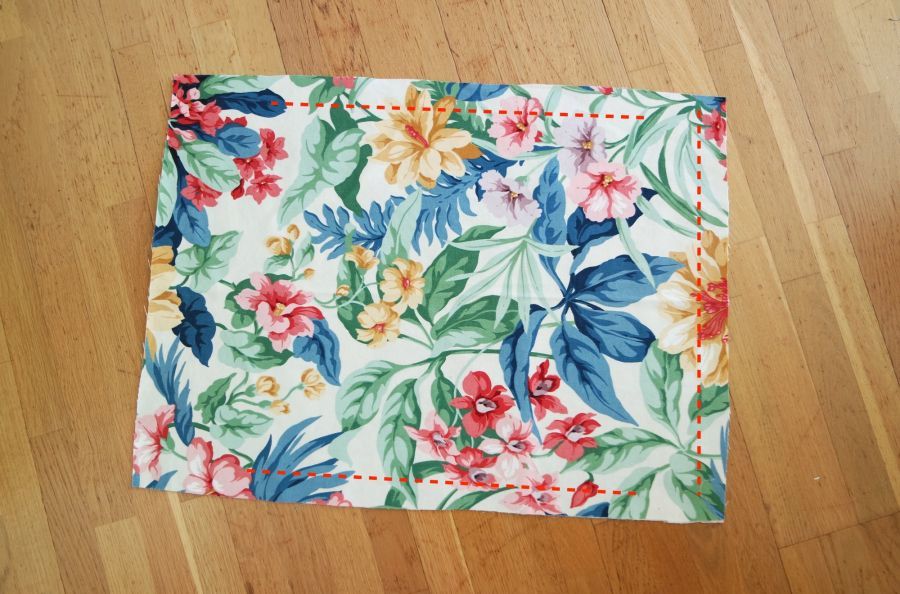 Stoffstykke med stiplede linjer langs kanten