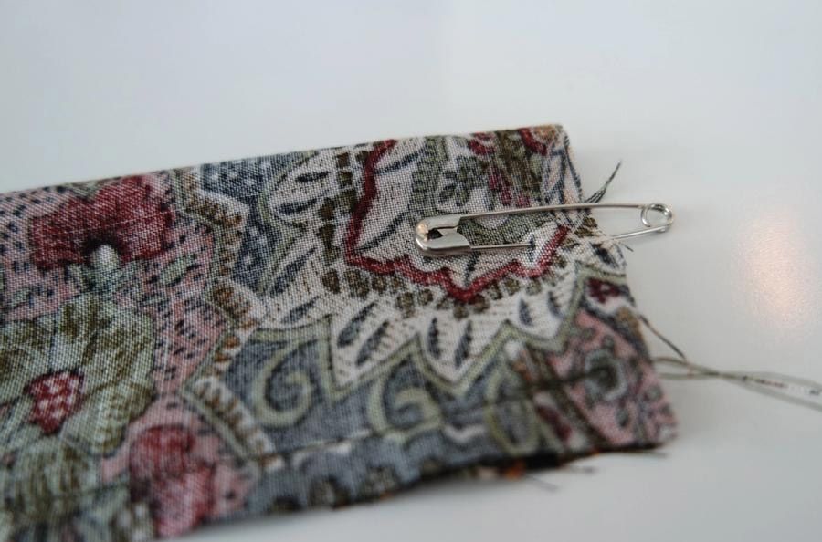 Stoffbit med sikkerhetsnål i