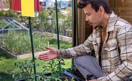 Dennis Asbjørnsen viser fram sin kjøkkenhage