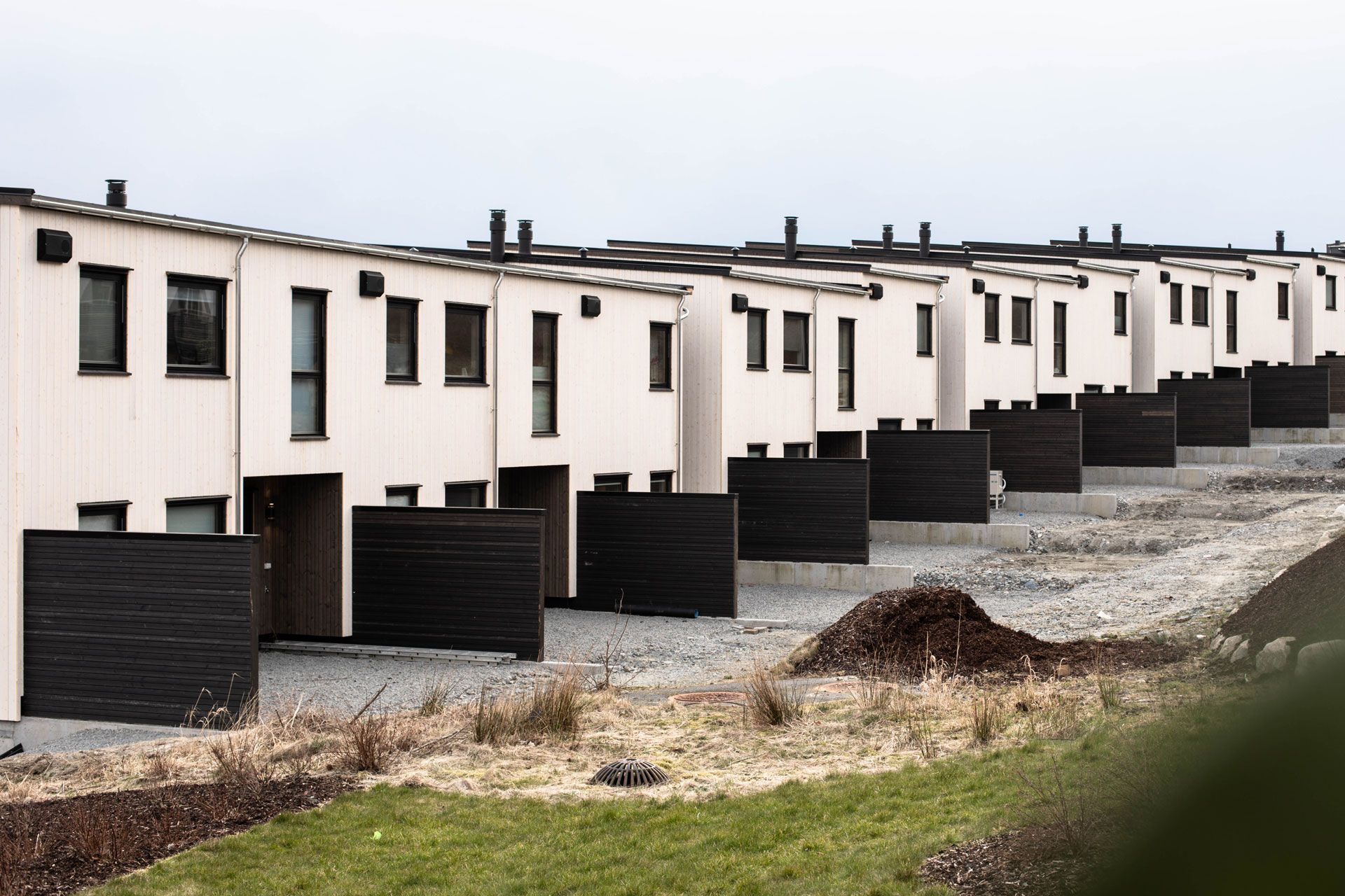 Rekkehus med grus utenfor