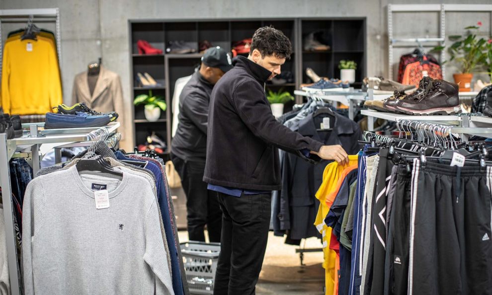 Person leter etter bruktfunn hos Fretex Fridas Hage