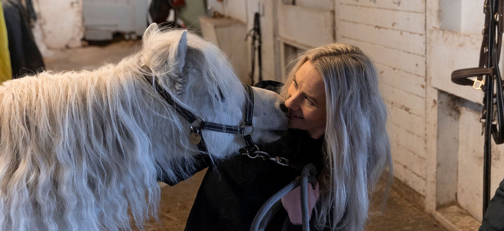 Ulrikke Lindal og miniatyrponnien Skye