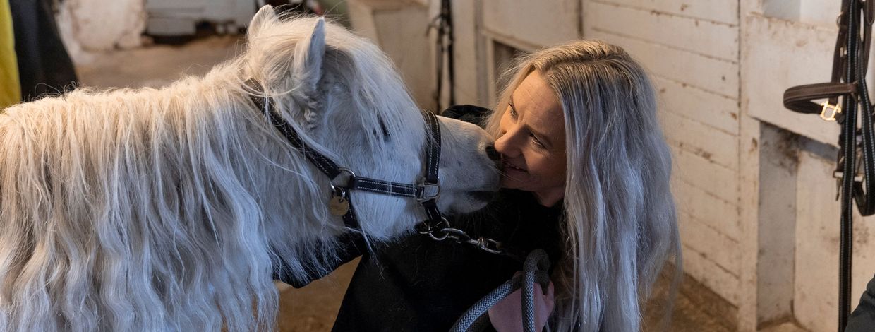 Ulrikke Lindal og miniatyrponnien Skye