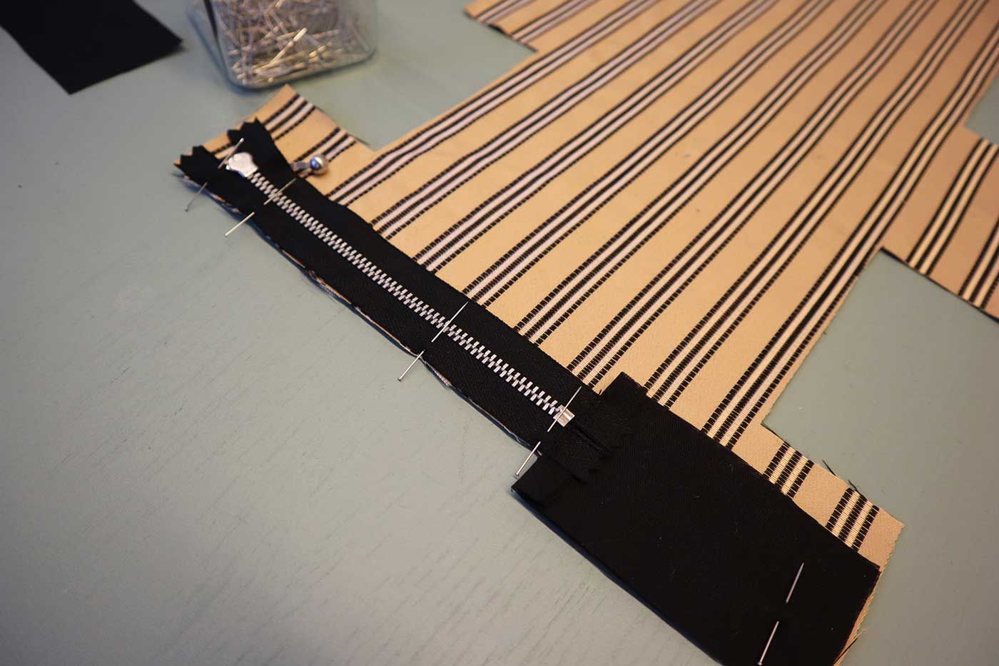 gul stoffbit med glidelås