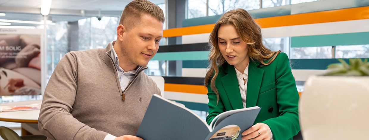 mann og dame ser i prospekt