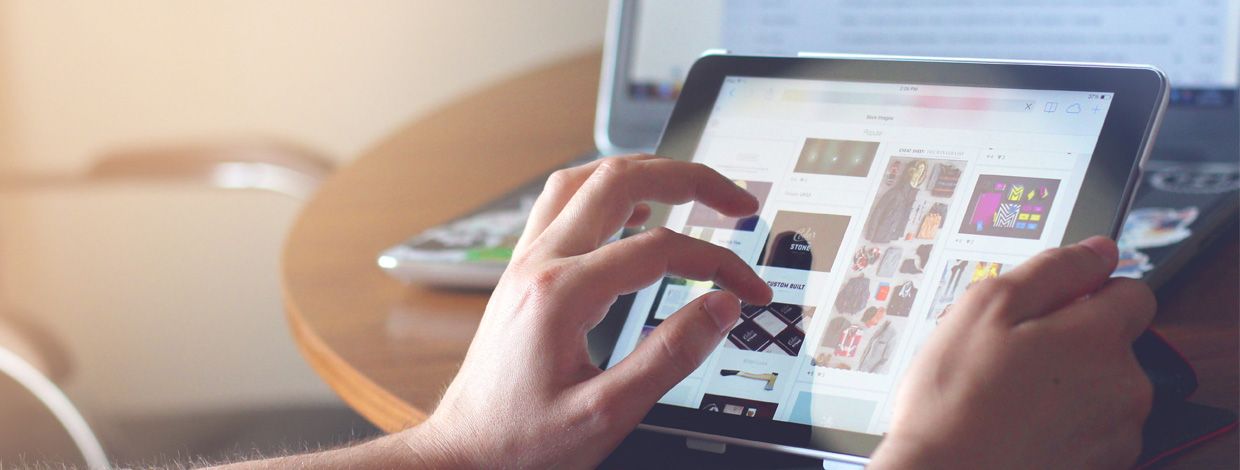 en som scroller på et nettbrett