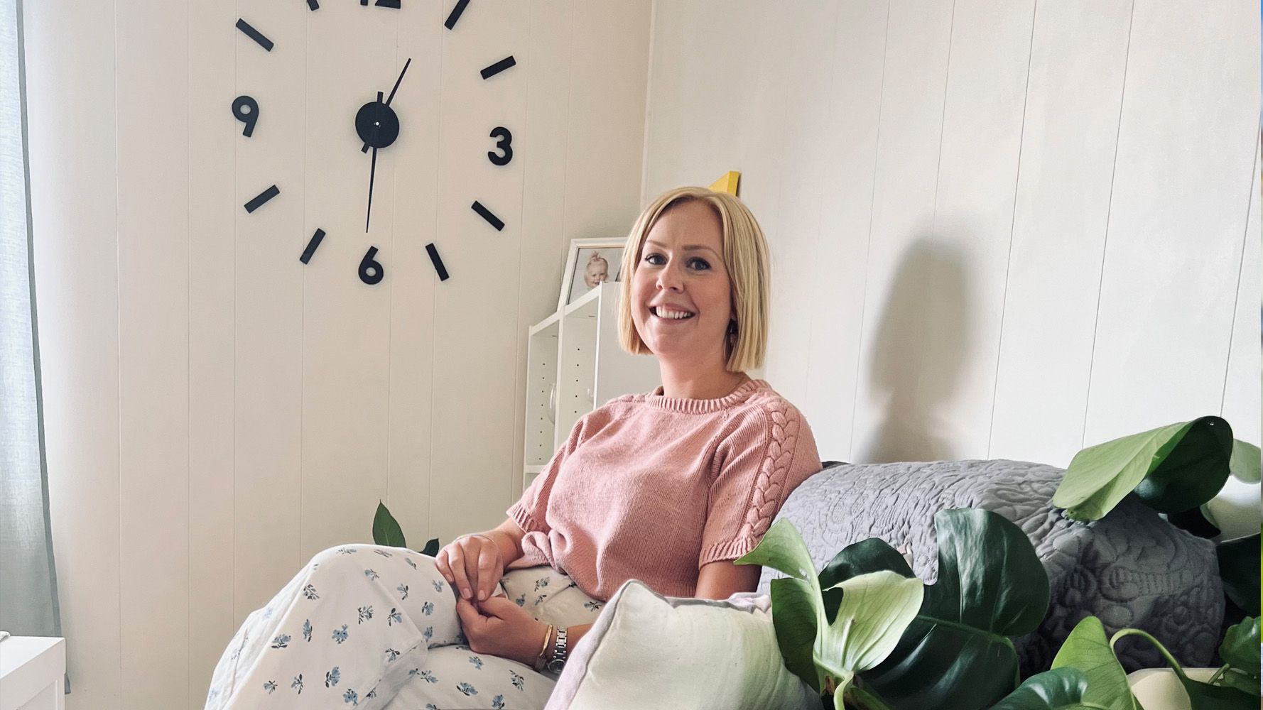 jente som sitter i en sofa i en leilighet