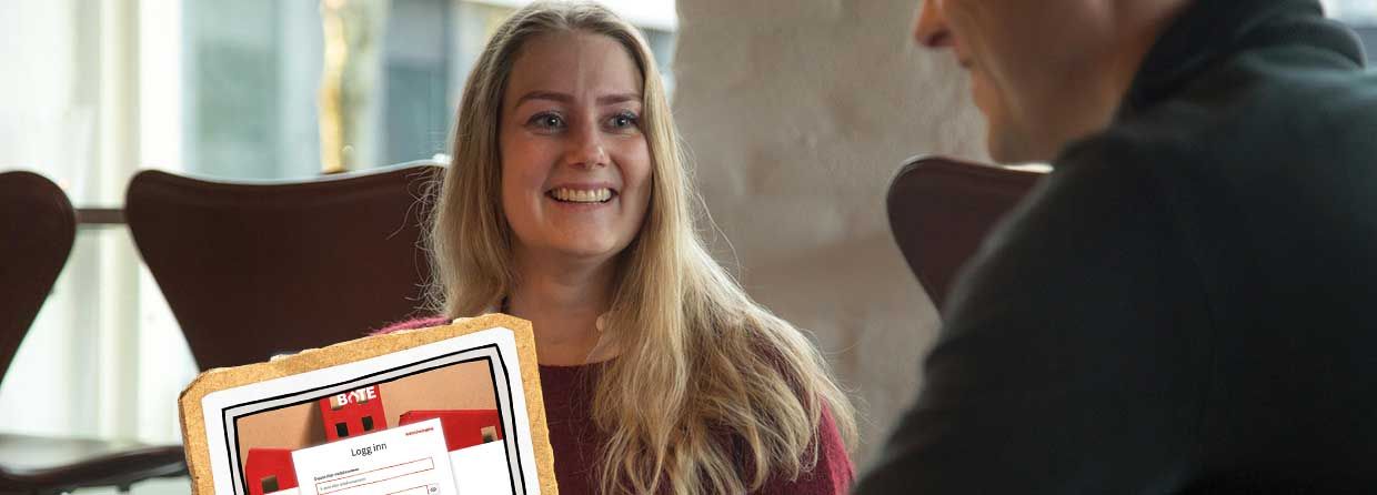 Dame ser på mann som sitter ved pc