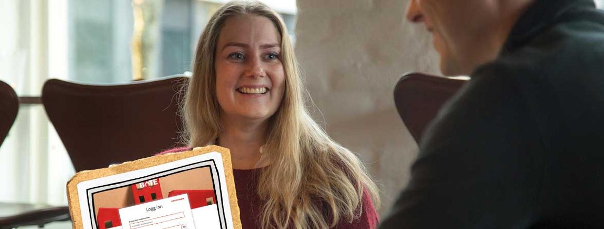 Dame ser på mann som sitter ved pc