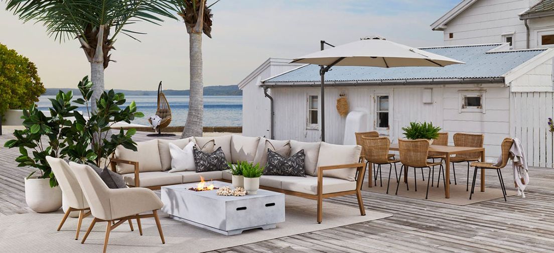 utemøbler med sjø i bakgrunnen