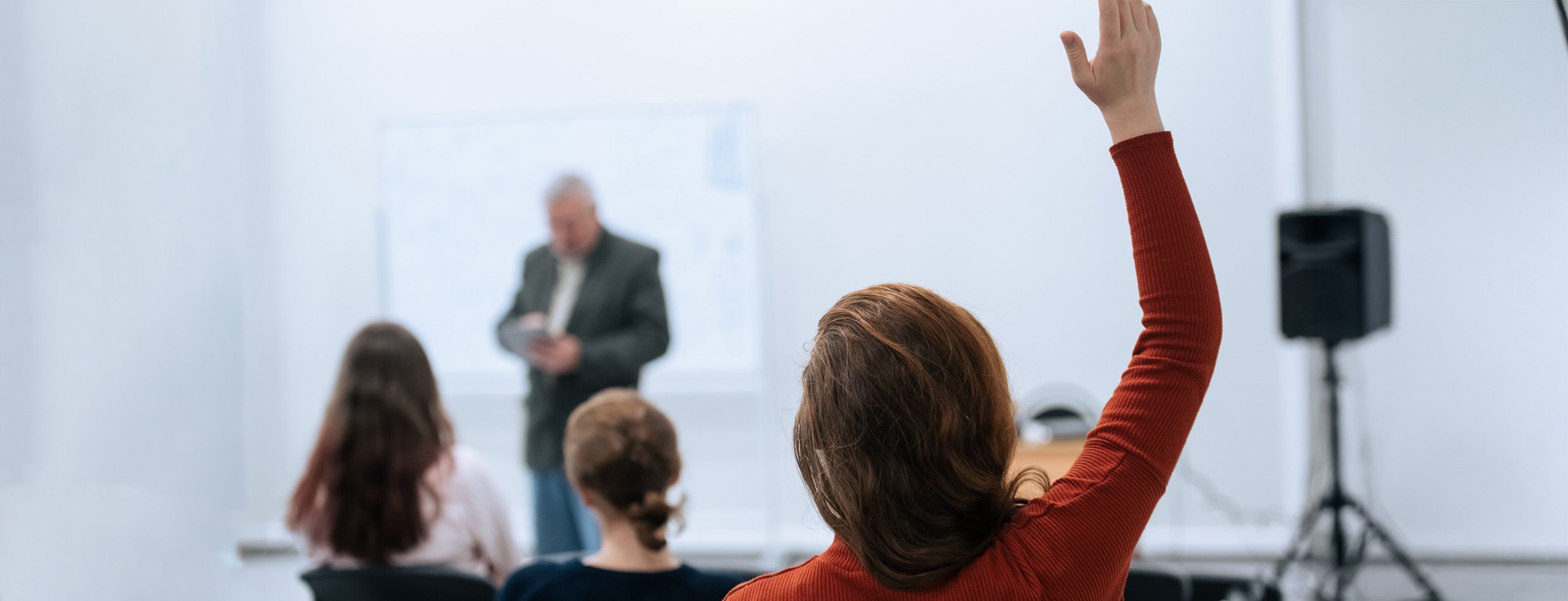 Beboer rekker opp hånda på årsmøtet