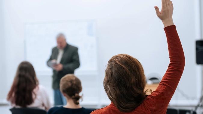 Beboer rekker opp hånda på årsmøtet