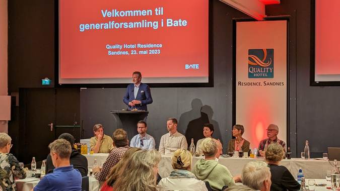 Styreleder i Bate, Harald Martin Gjøvåg, på talerstolen, Bates generalforsamling 2023