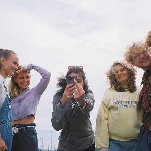 unge mennesker på gata