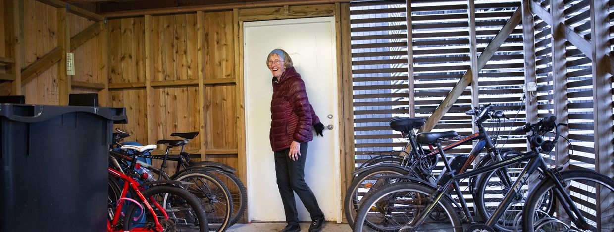 Ingebjørg Solbakken i sameiet Blåbærhagens nye sykkelskur