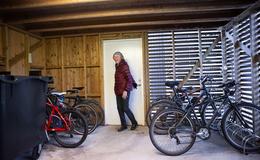 Ingebjørg Solbakken i sameiet Blåbærhagens nye sykkelskur