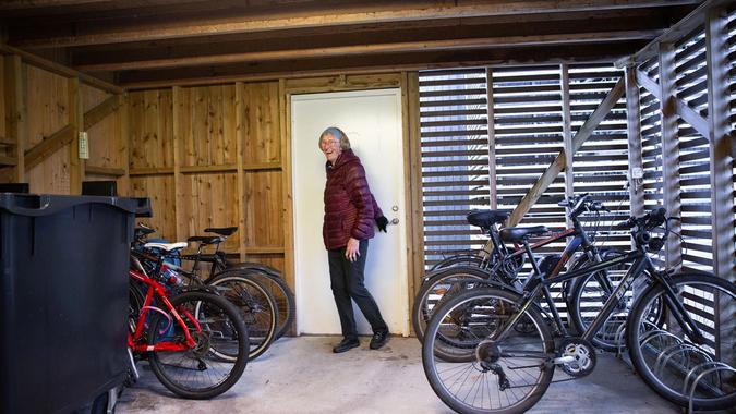 Ingebjørg Solbakken i sameiet Blåbærhagens nye sykkelskur