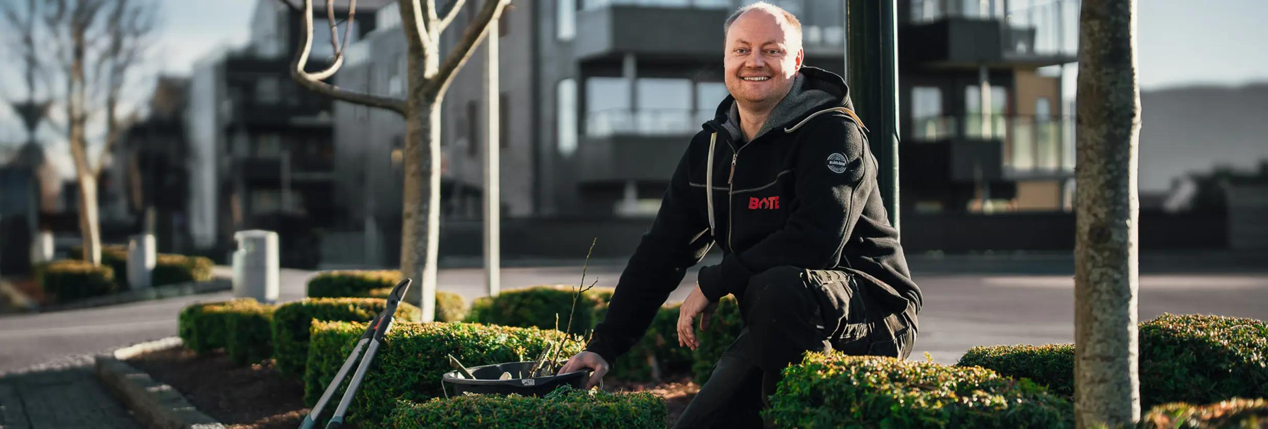 Gartner Yngvar fra Bate trimmer hekk