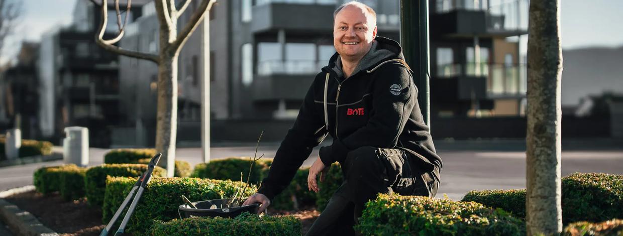 Gartner Yngvar fra Bate trimmer hekk