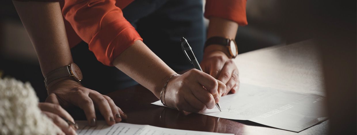 person som fyller ut et skjema