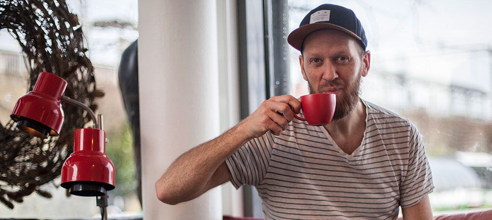 Thomas Jørgensen med rød kaffekopp