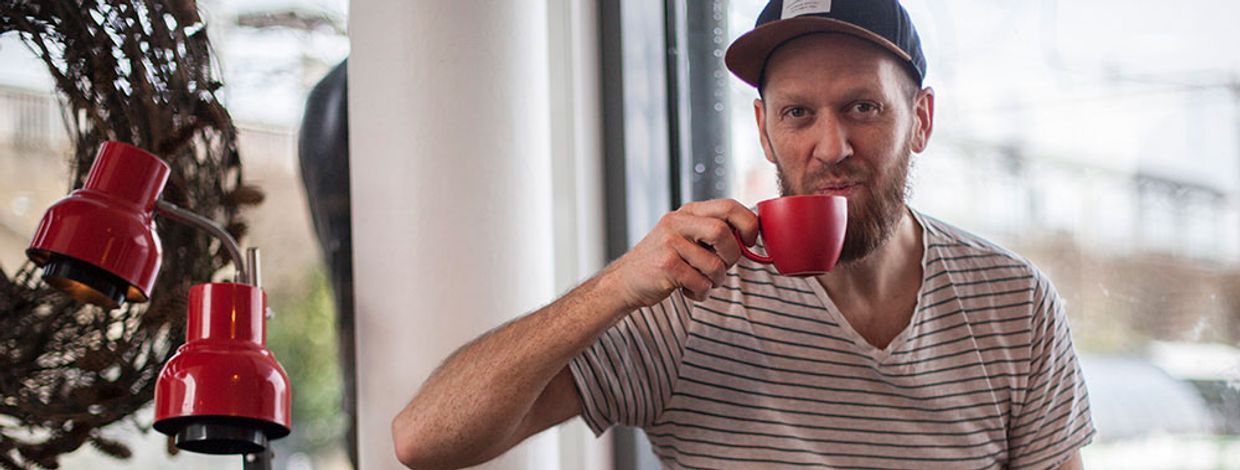 Thomas Jørgensen med rød kaffekopp