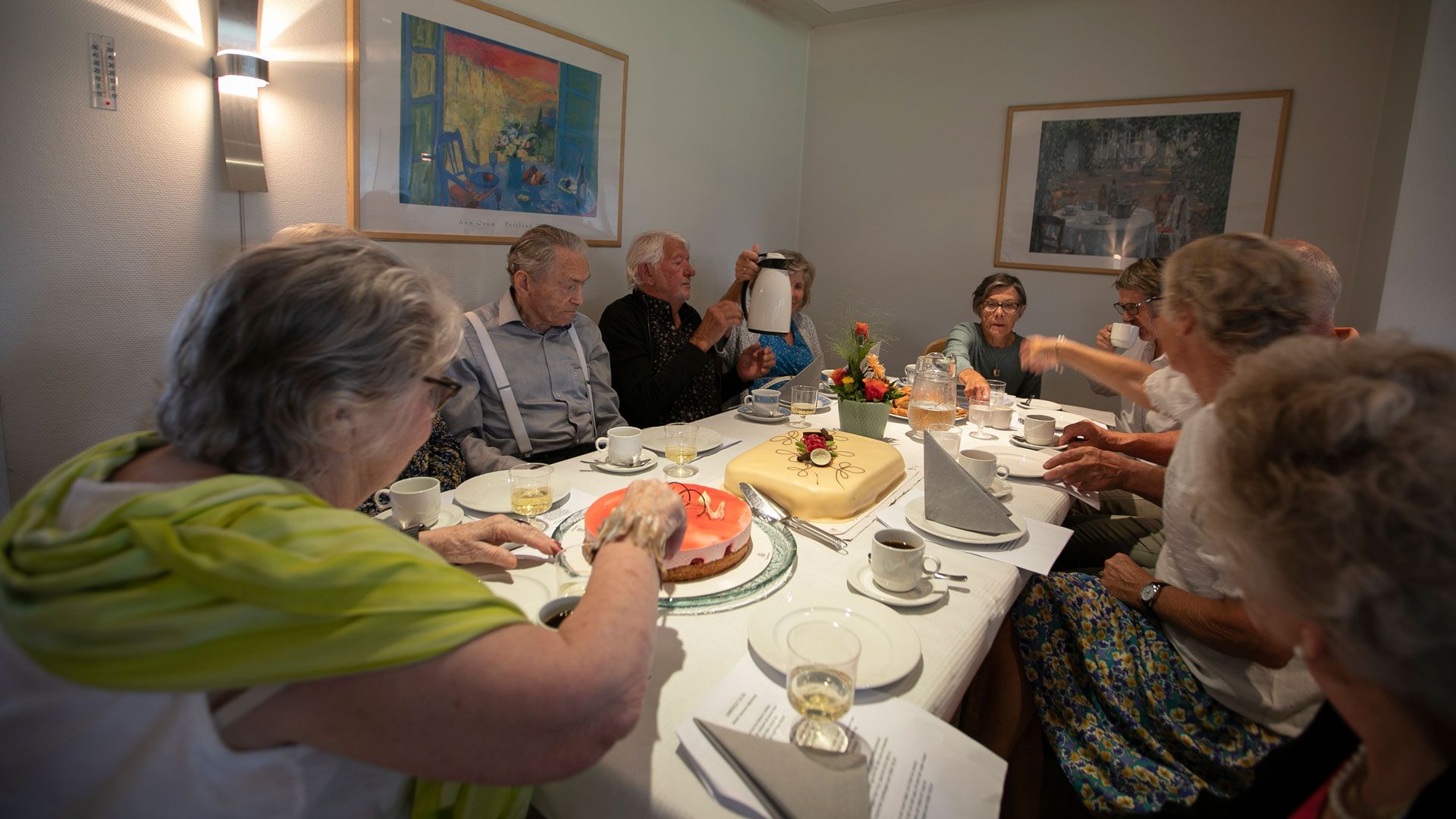 Mennesker rundt kakebord