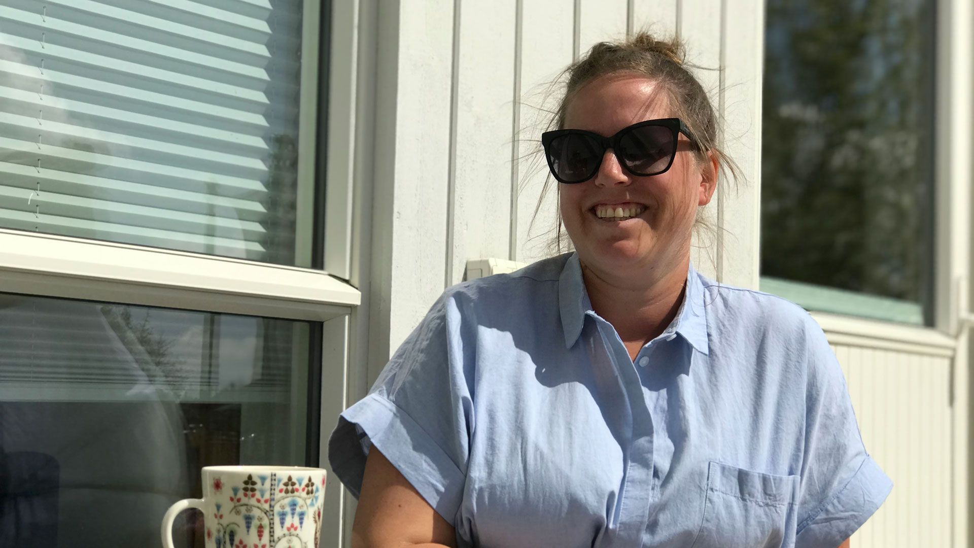 Janne Andersen Morais på terrassen sin på Hovemarka