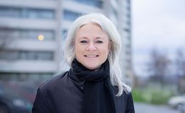 mann og gutt smiler og åpner dør