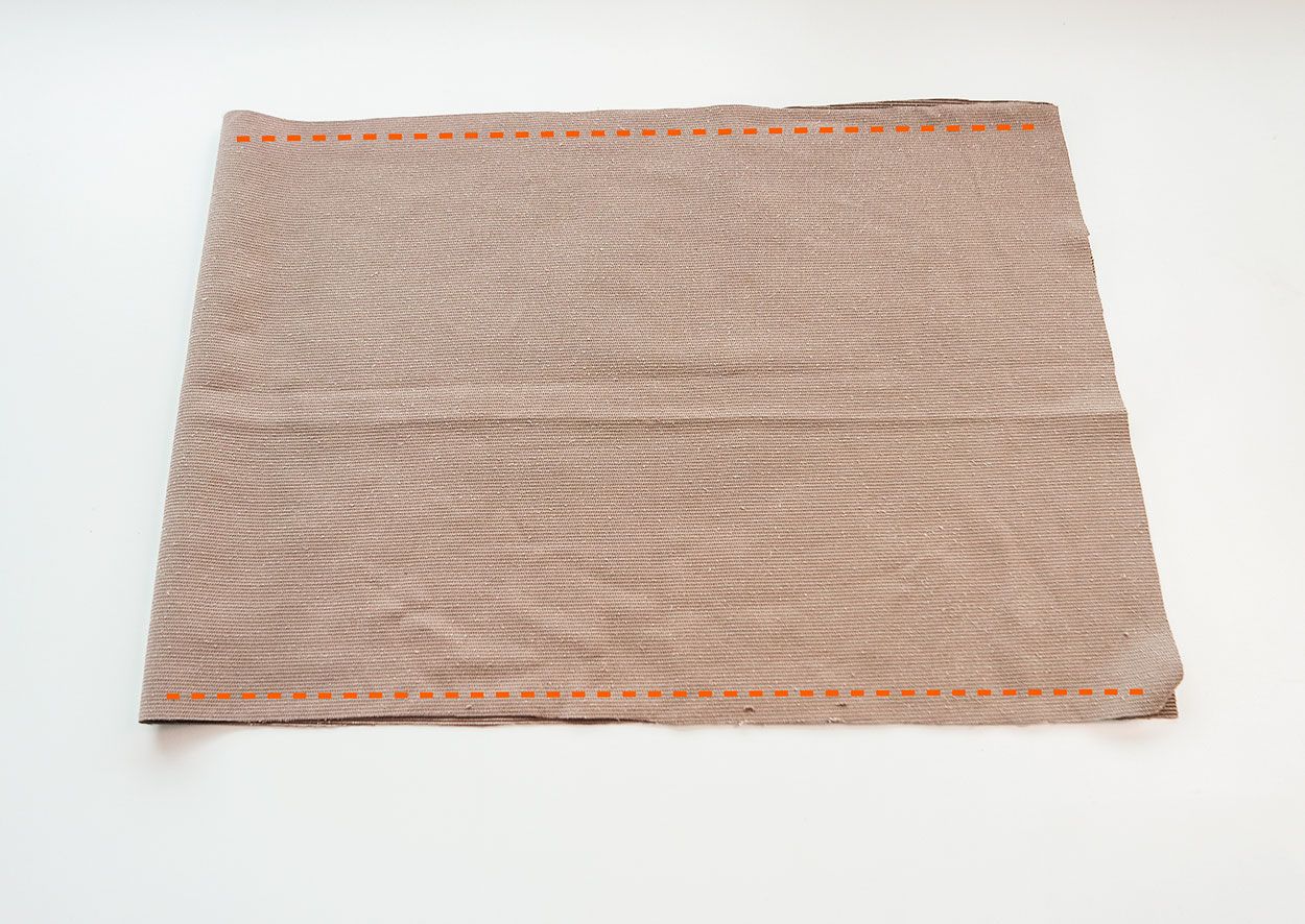 Stoff med røde streker