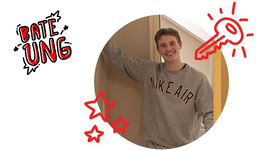 ung mann smiler i døråpningen