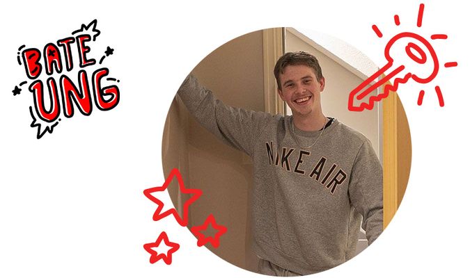 ung mann smiler i døråpningen