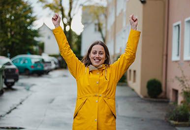 Jente i gul jakke jubler over Bate-fordeler