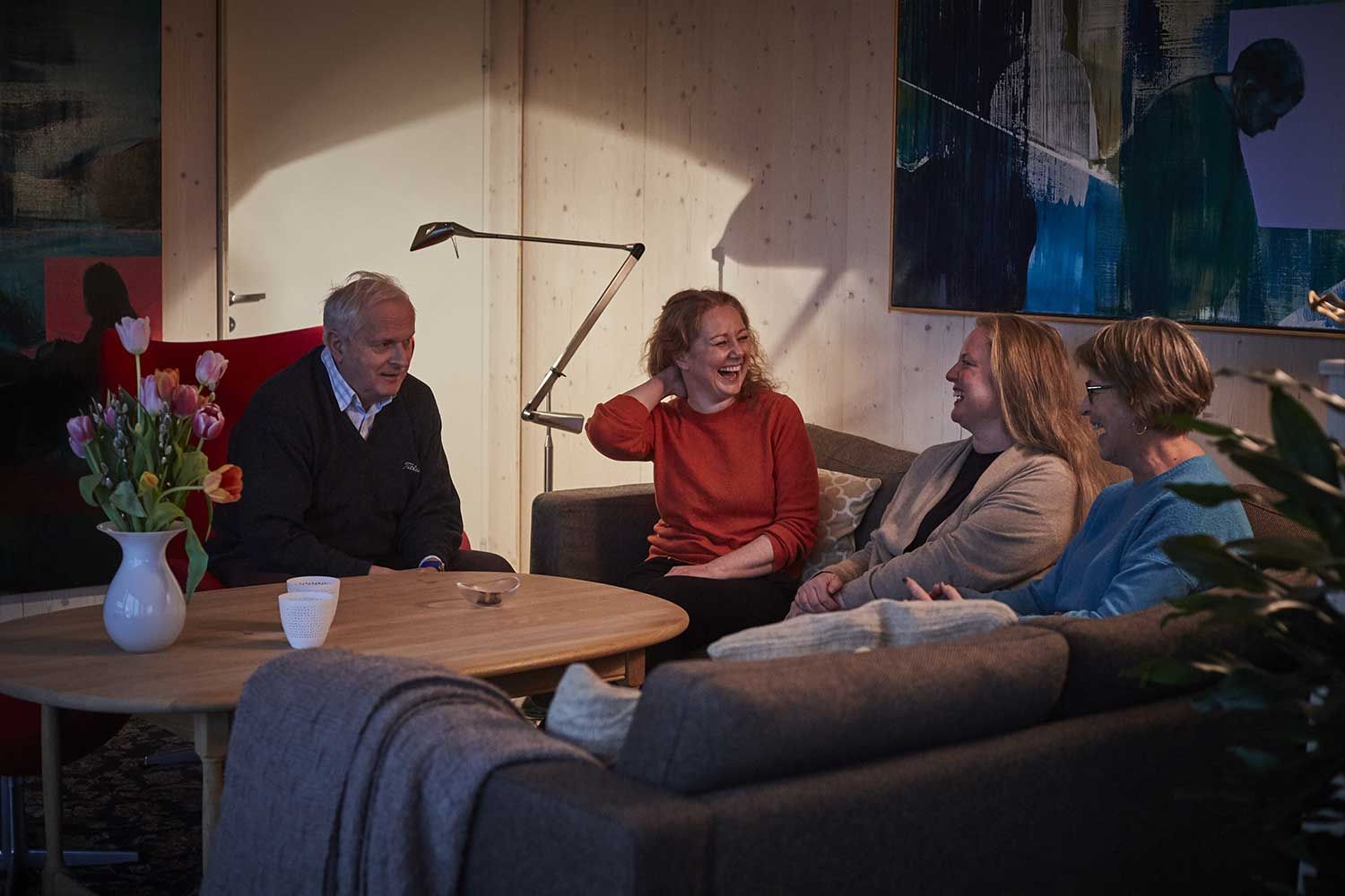 mennesker sitter i en sofa