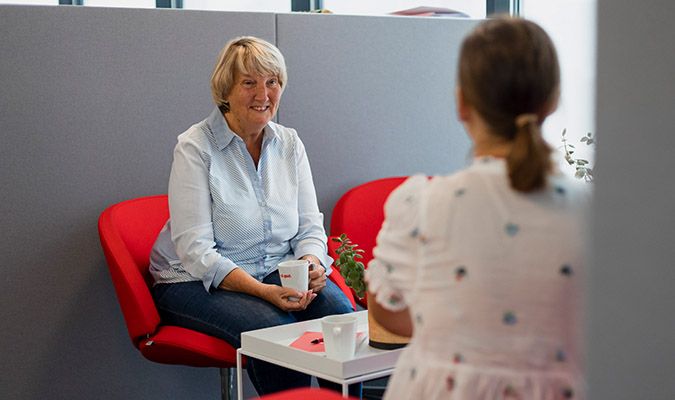 Styremedlem på besøk hos rådgiver fra Bate