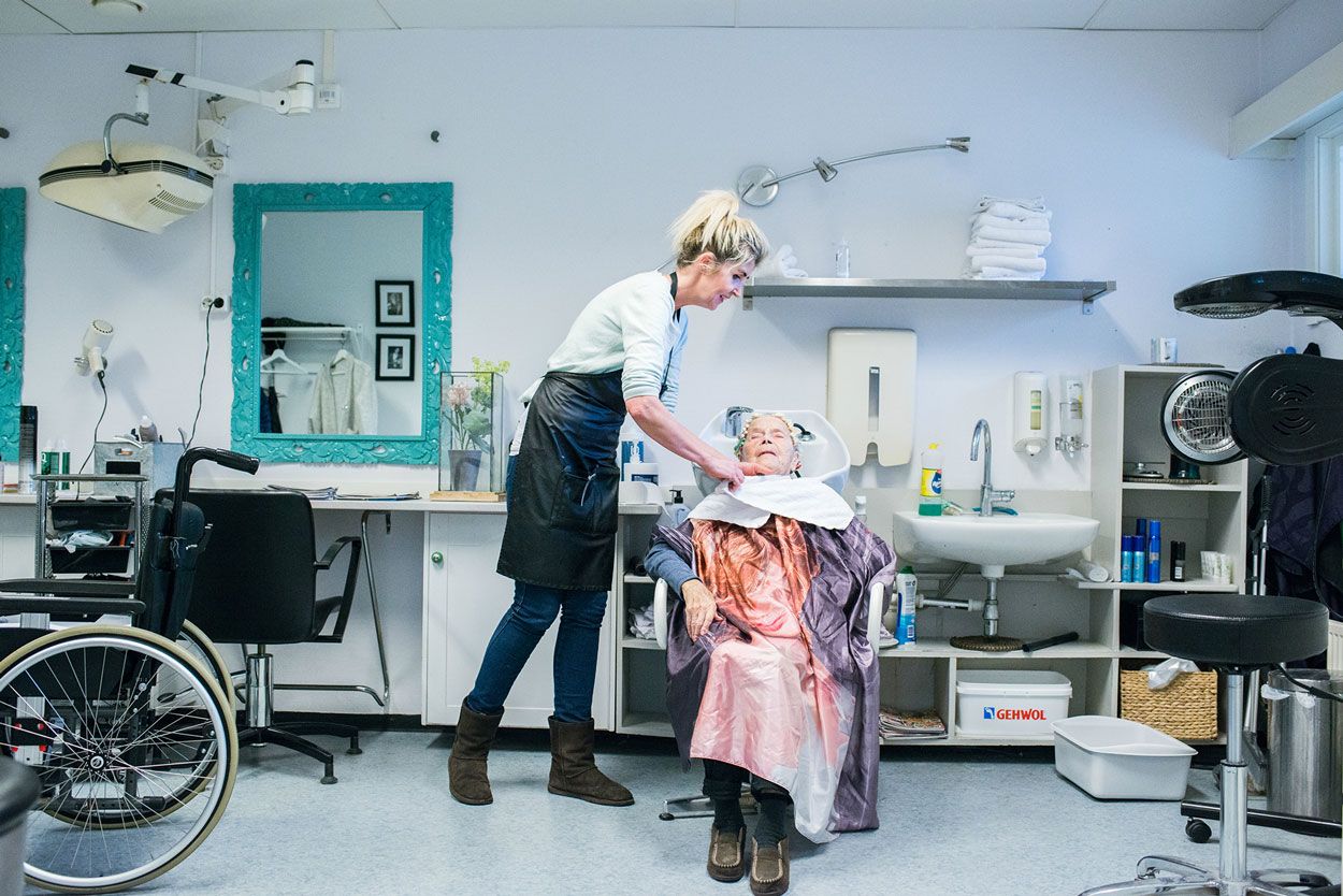 Eldre dame hos frisøren