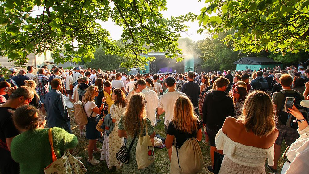 festivaldeltakere og scene i bakgrunnen