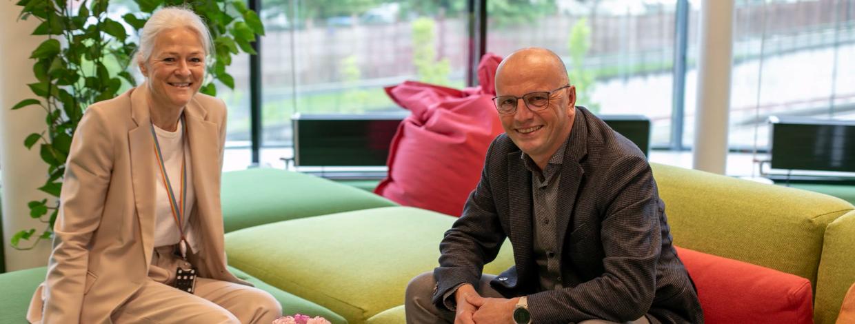 mann og dame sitter og snakker i Bates lokaler