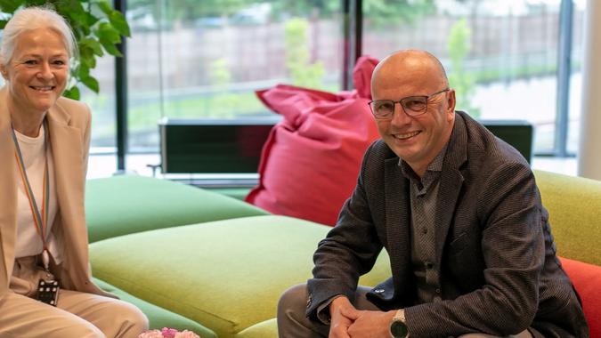 mann og dame sitter og snakker i Bates lokaler