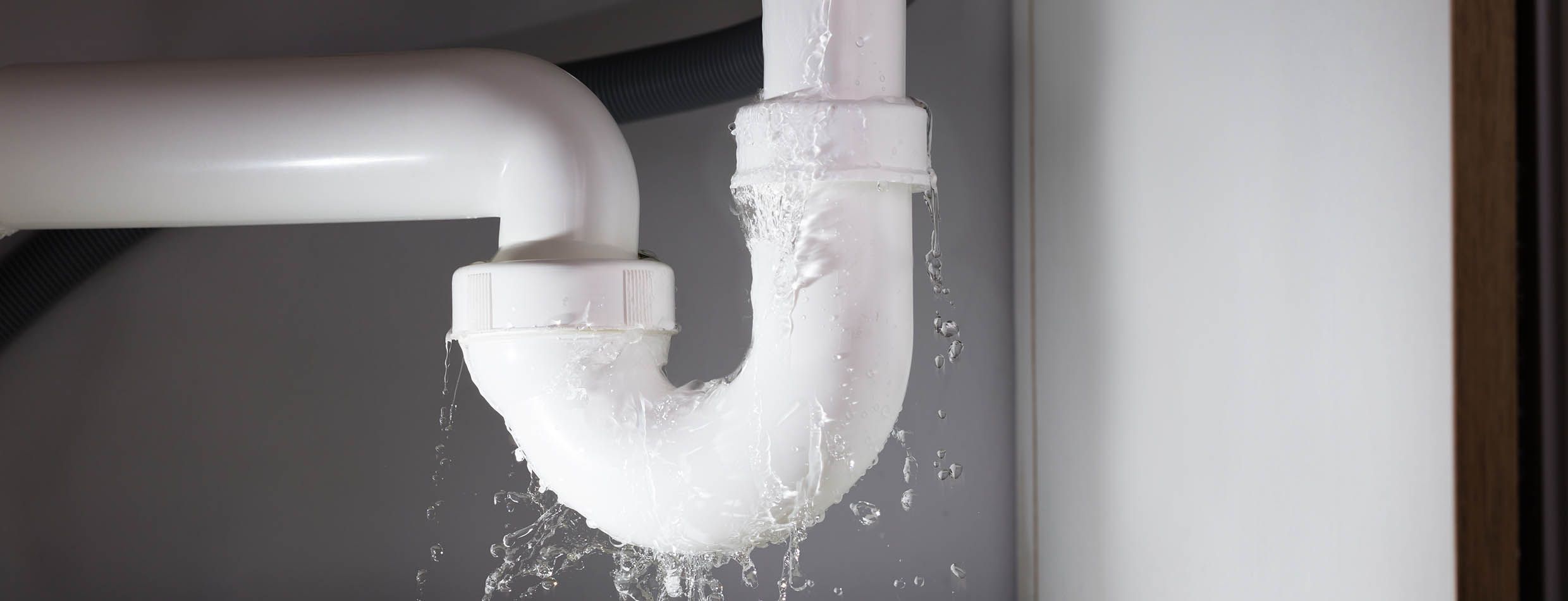 Vannlekkasje fra rør